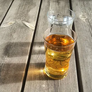 玻璃，饮料，野餐桌，木桌，水，点心，饮料，玻璃