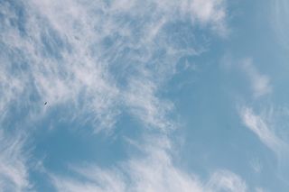 云-天空，天空，自然之美，蓝色，背景，低角度视图，宁静，风景-自然