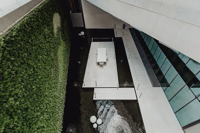 现代白色建筑，建筑师艾利斯·马泰乌斯的EDP总部，葡萄牙里斯本