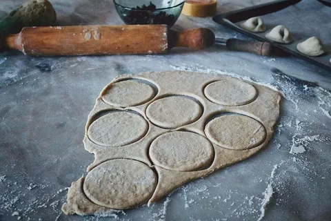 擀面杖附近的面粉 擀面杖附近的面粉