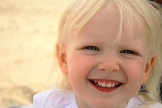 浅，聚焦摄影，女孩，白人，上衣，衣服，小孩，笑