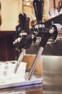 水龙头，啤酒，哈恩，啤酒杯，煤气设施，酒吧，餐具柜，本地