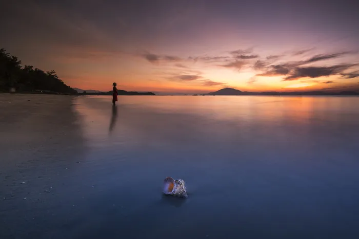 站在海滩上的人