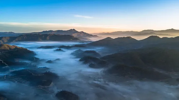 白天的黑色落基山