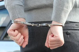 特写摄影、灰色、不锈钢、钢制手铐、警察、手铐、逮捕、拘留