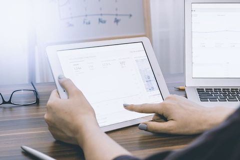 商务人士在平板电脑上分析谷歌分析