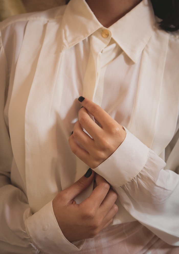 穿着白色长袖领衬衫的女士