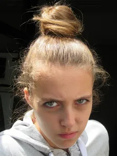 照片，女性，穿着，灰色，拉链连帽衫，女孩，青少年，脸