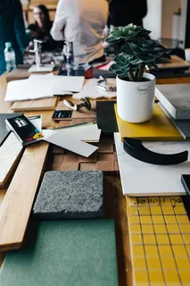 使用材料样品和剪纸的设计师 使用材料样品和剪纸的设计师