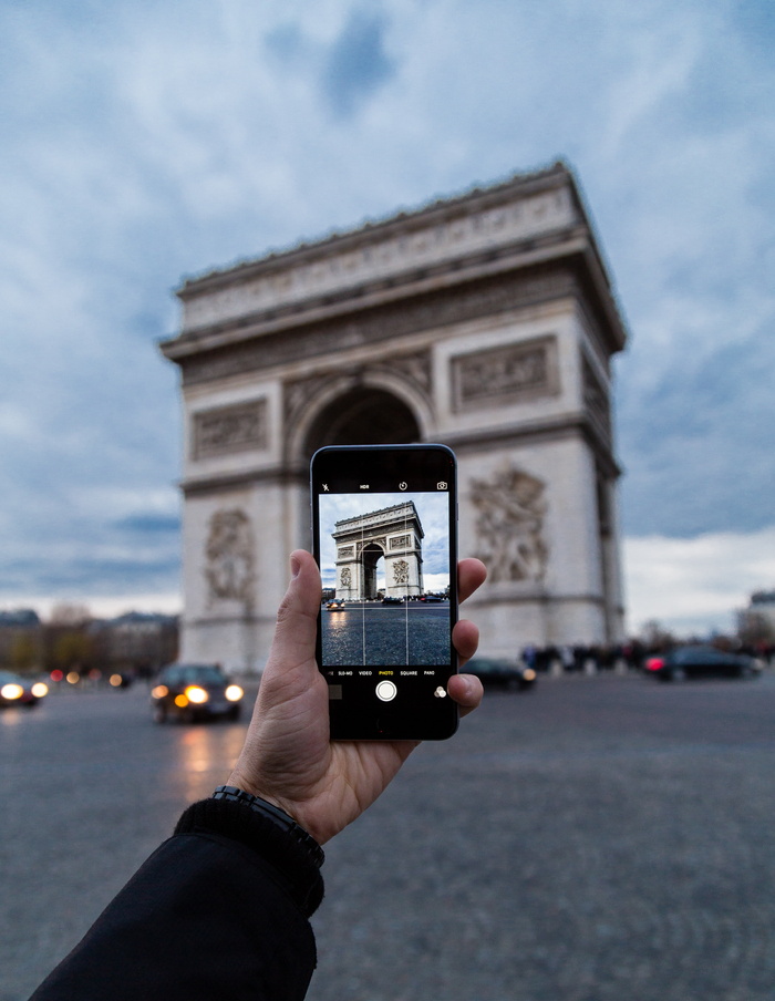 arc、de、triomphe、paris、person、holding、black、iphone