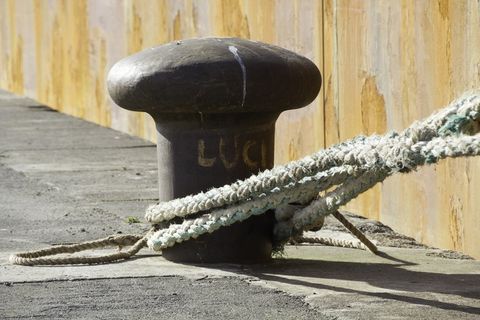 系船柱，港口，保龄球线，白天，无人，自然，建筑，关注前景