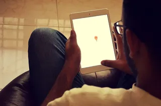 拥有平板电脑的年轻创意人