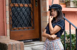 站在紧闭的门前的女人