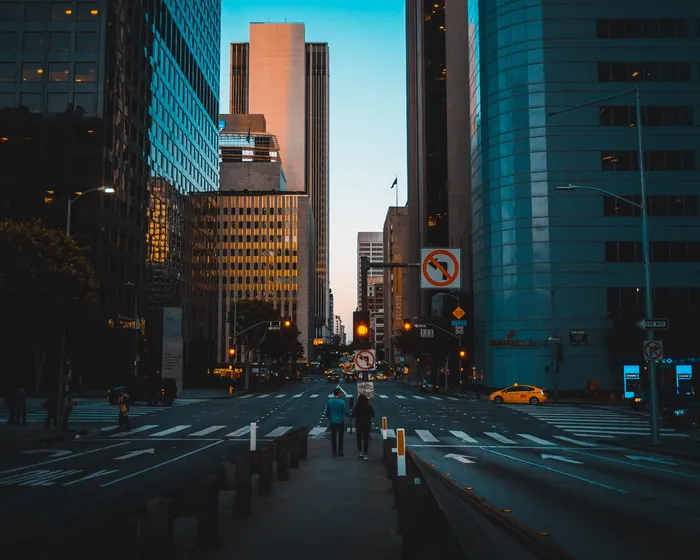 两个人站在街上