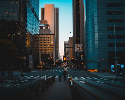 两个人站在街上