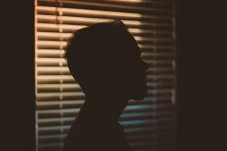 白色百叶窗附近的男人轮廓