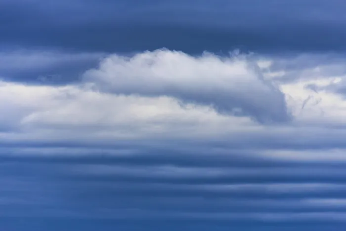 中云天空，自然，云，天空，天气，户外，蓝色，纹理