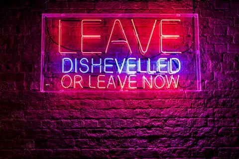 留下凌乱的霓虹灯标志