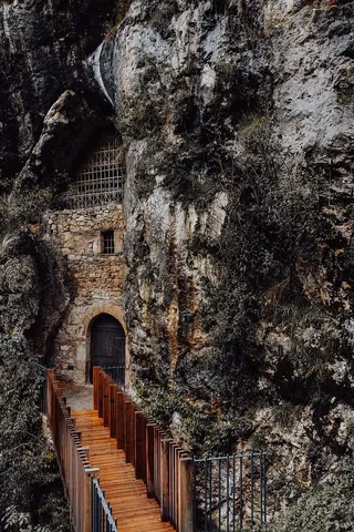 斯洛文尼亚波斯托尼亚洞穴口的Predjama城堡