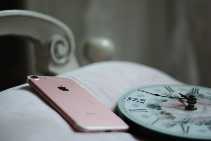 玫瑰金iPhone 8近24小时模拟时钟