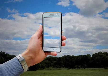 手机、显示屏、屏幕、相机、天空、云、自然、森林