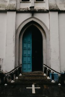 老式蓝色开门木门