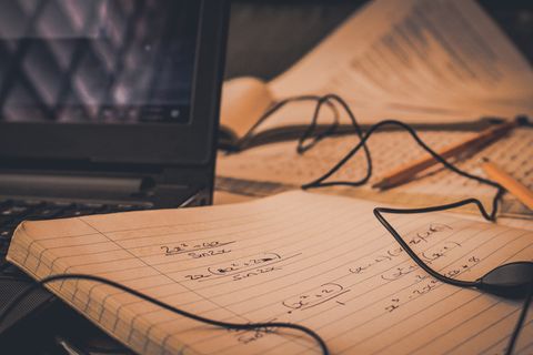 家庭作业，纸张，商务，桌面，耳机，铅笔，桌子，木头