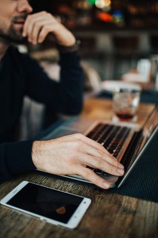 在现代咖啡馆工作的年轻企业家