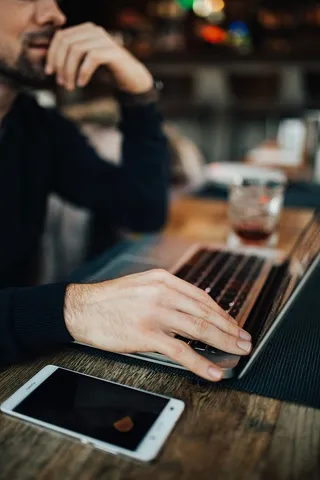 在现代咖啡馆工作的年轻企业家