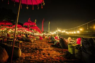 岸边的红伞黄灯