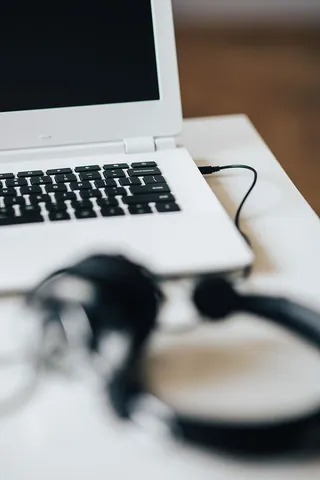 带智能手机和耳机的白色笔记本电脑