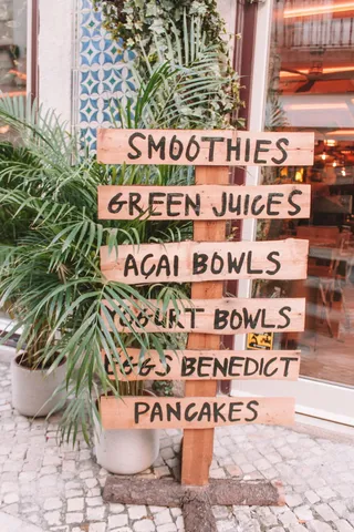 植物、咖啡馆、文字、煎饼、外出就餐、酸奶碗、果汁、菜单