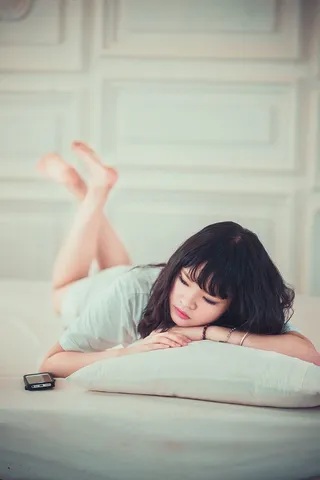 躺在床上的女人