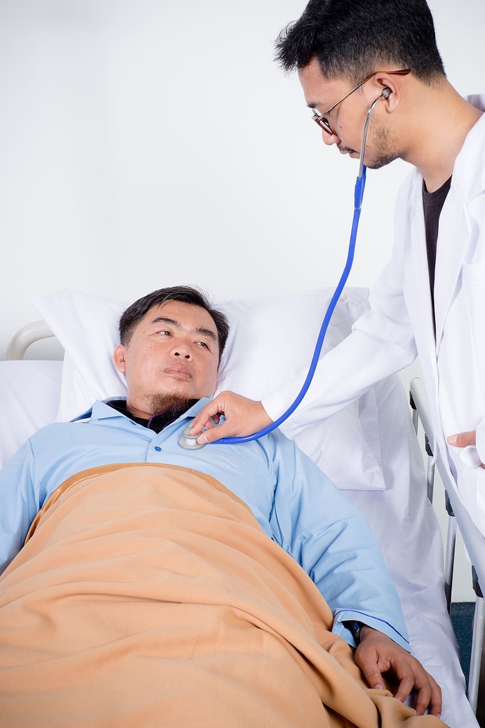 医生用听诊器检查胸腔