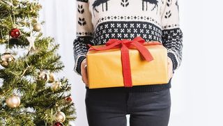 小女孩拿着圣诞礼物。圣诞快乐