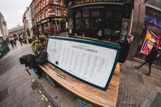 桌子上的内容花园海报