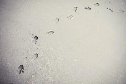 沙上脚印的高角度摄影