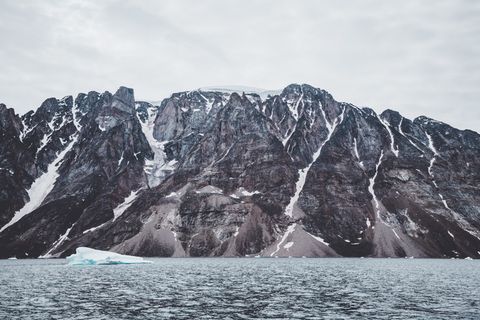 平静水体附近的山