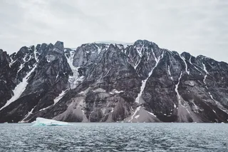 平静水体附近的山