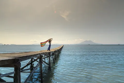 码头上拿着披肩的女人