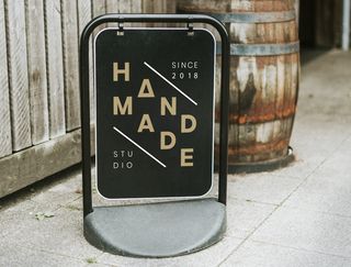 墙上的黑色标牌