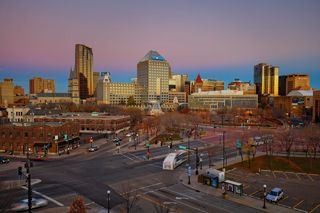 灰色和黄色建筑，带道路