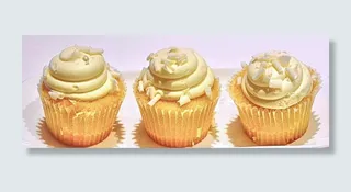 三个纸杯蛋糕，柠檬纸杯蛋糕，椰子，甜点，纸杯蛋糕，蛋糕，食物，糖霜