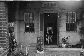 黑白，门，窗，女人，黑白，人，老，建筑结构