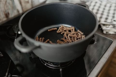 一个女人准备意大利面食的手