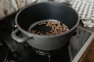 一个女人准备意大利面食的手