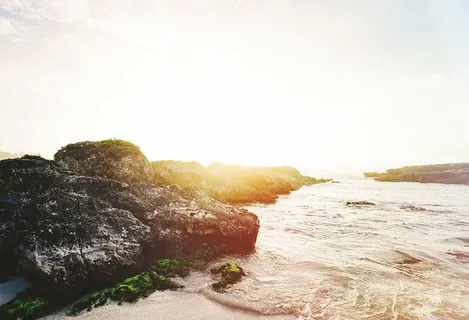 剪影照片，岩层，表面，身体，水，岩石，山，旁边