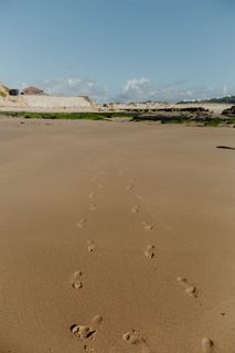 葡萄牙沙滩上的脚印