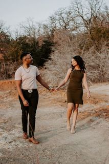 男人和女人看着对方