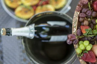 水果盘下桶里的葡萄酒